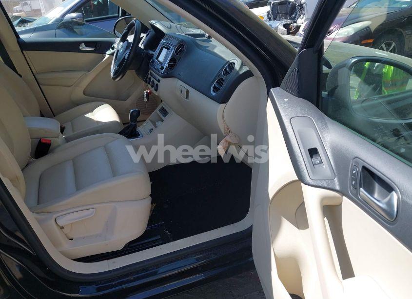 Photo 5 of 2016 Volkswagen Tiguan S (VIN WVGBV7AX9GW599210)