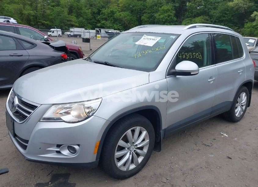 Photo 2 of 2011 Volkswagen Tiguan SE (VIN WVGBV7AXXBW566502)