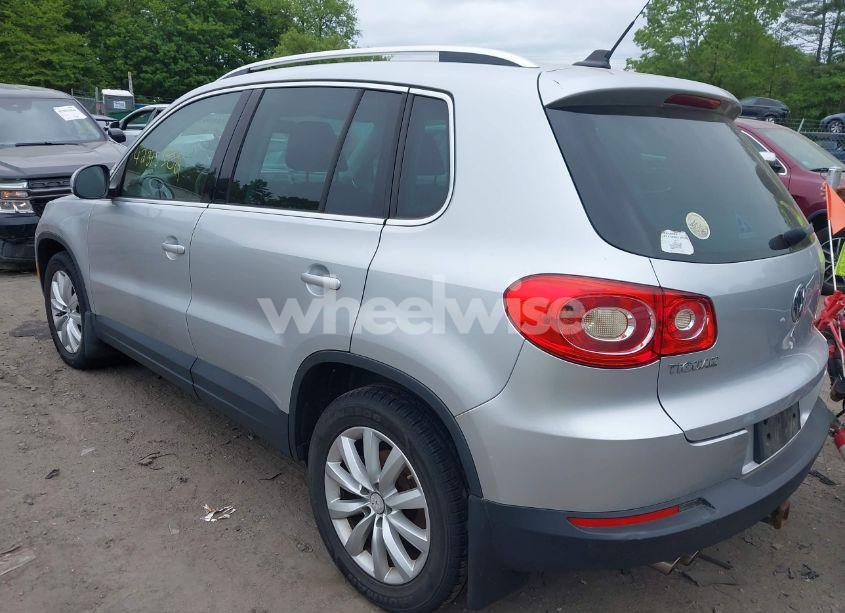 Photo 3 of 2011 Volkswagen Tiguan SE (VIN WVGBV7AXXBW566502)