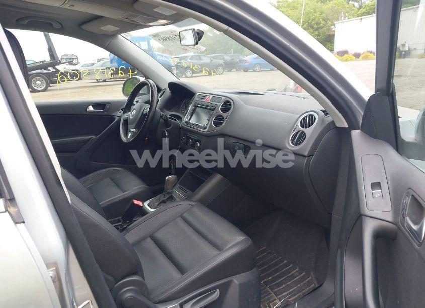 Photo 5 of 2011 Volkswagen Tiguan SE (VIN WVGBV7AXXBW566502)