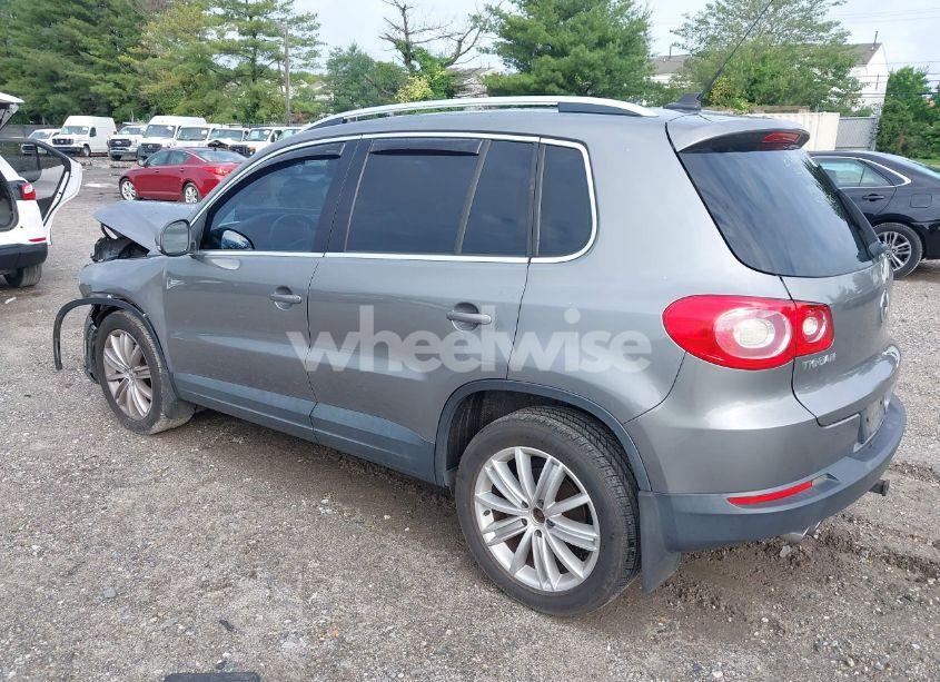 Photo 3 of 2009 Volkswagen Tiguan SE/SEL (VIN WVGBV95N59W500115)