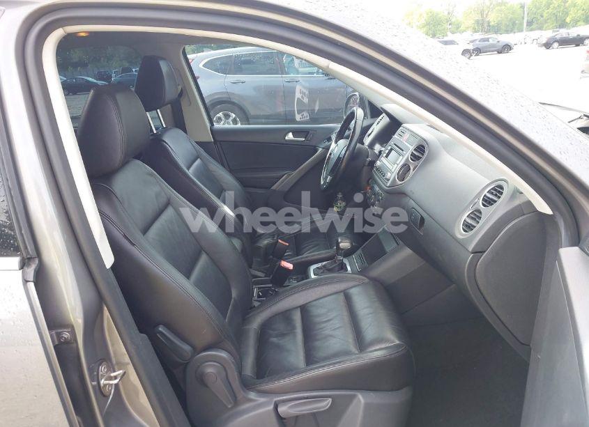 Photo 5 of 2009 Volkswagen Tiguan SE/SEL (VIN WVGBV95N59W500115)