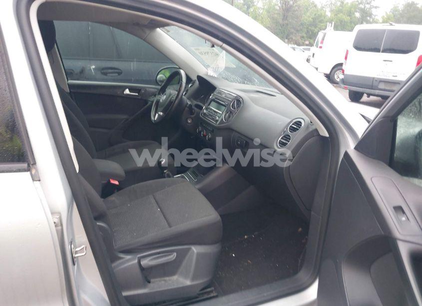 Photo 5 of 2014 Volkswagen Tiguan S (VIN WVGCV3AX7EW529179)