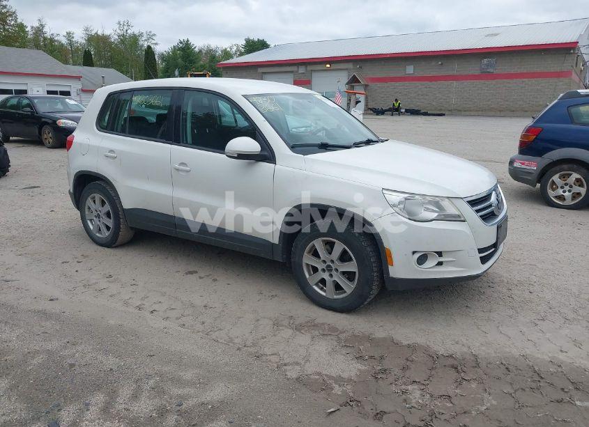 2011 Volkswagen Tiguan S (VIN WVGCV7AXXBW540034) main photo