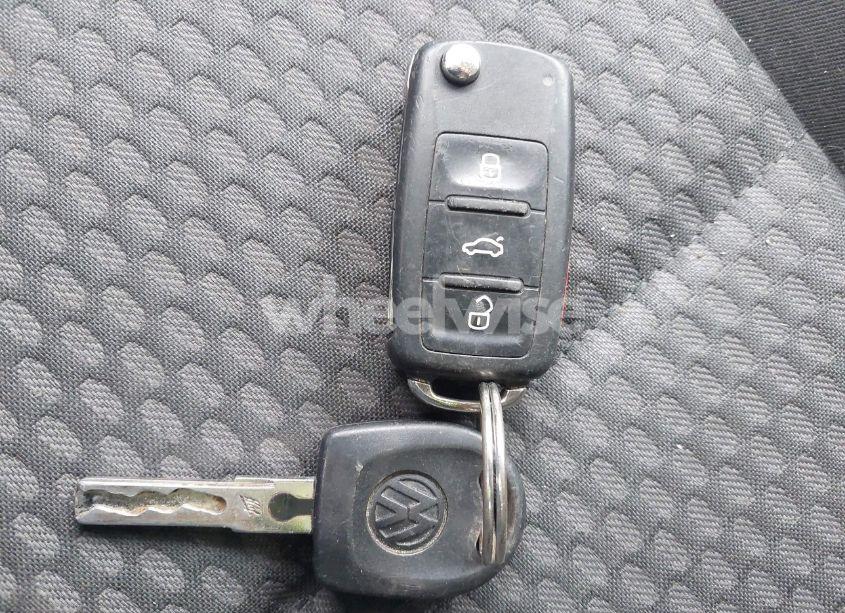 Photo 11 of 2011 Volkswagen Tiguan S (VIN WVGCV7AXXBW540034)