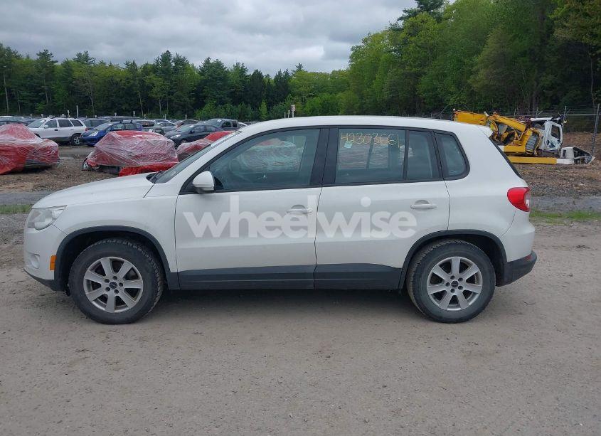 Photo 12 of 2011 Volkswagen Tiguan S (VIN WVGCV7AXXBW540034)