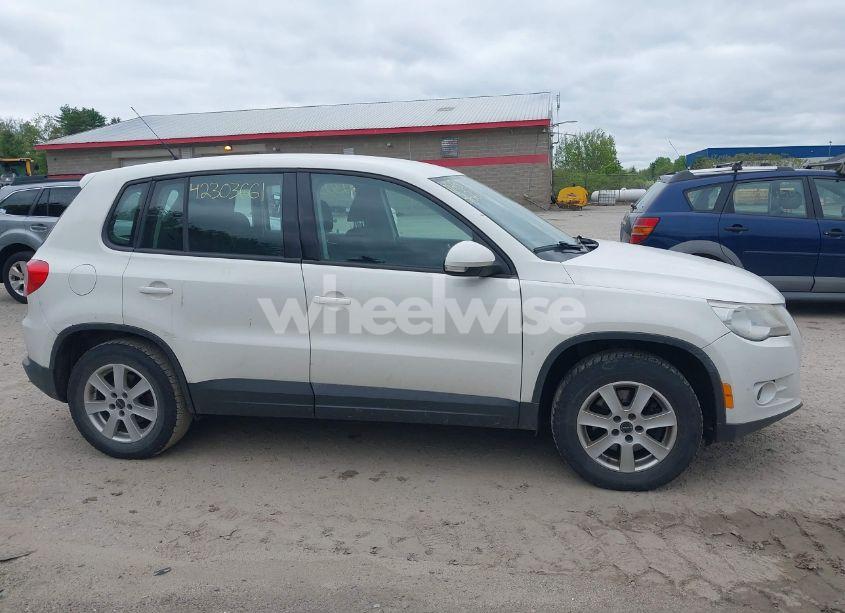 Photo 14 of 2011 Volkswagen Tiguan S (VIN WVGCV7AXXBW540034)