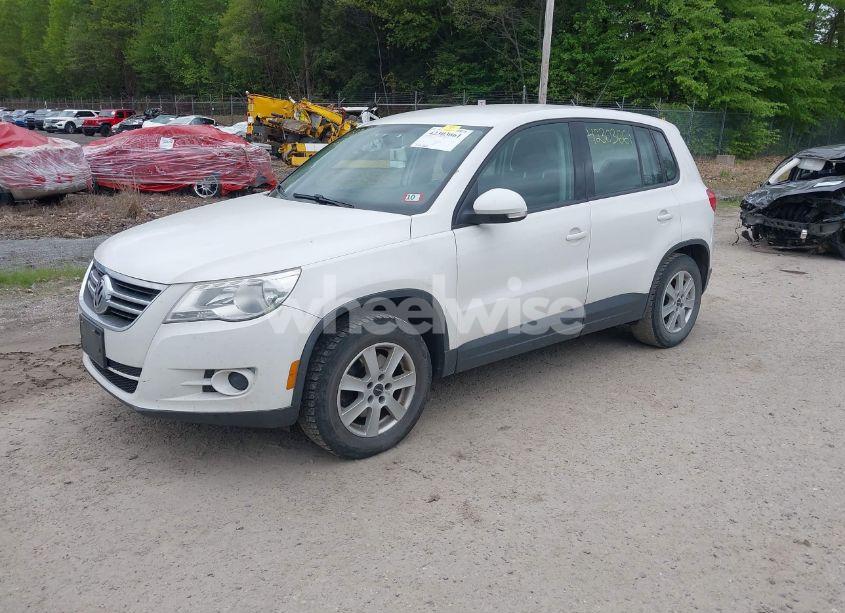 Photo 2 of 2011 Volkswagen Tiguan S (VIN WVGCV7AXXBW540034)