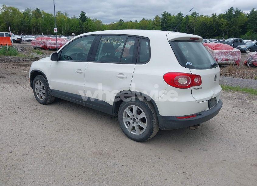 Photo 3 of 2011 Volkswagen Tiguan S (VIN WVGCV7AXXBW540034)