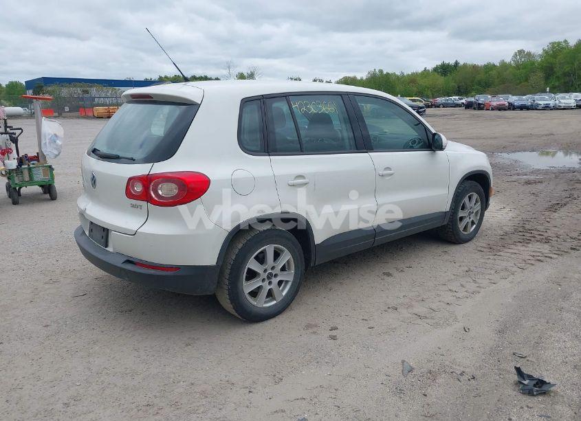 Photo 4 of 2011 Volkswagen Tiguan S (VIN WVGCV7AXXBW540034)