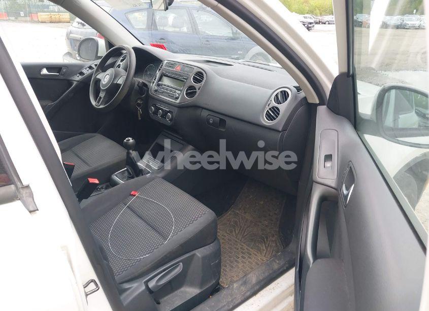 Photo 5 of 2011 Volkswagen Tiguan S (VIN WVGCV7AXXBW540034)