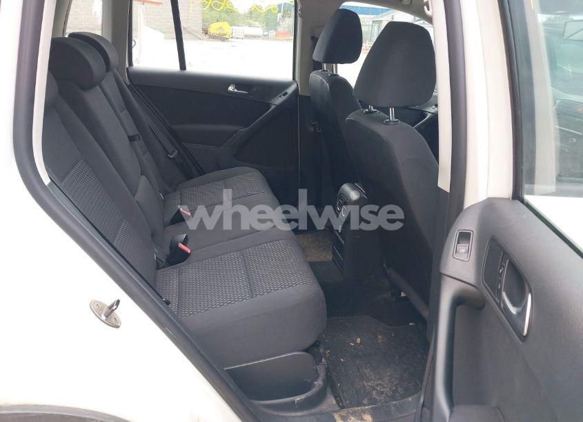 Photo 8 of 2011 Volkswagen Tiguan S (VIN WVGCV7AXXBW540034)