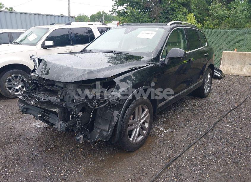 Photo 2 of 2016 Volkswagen Touareg VR6 LUX (VIN WVGEF9BP1GD012109)