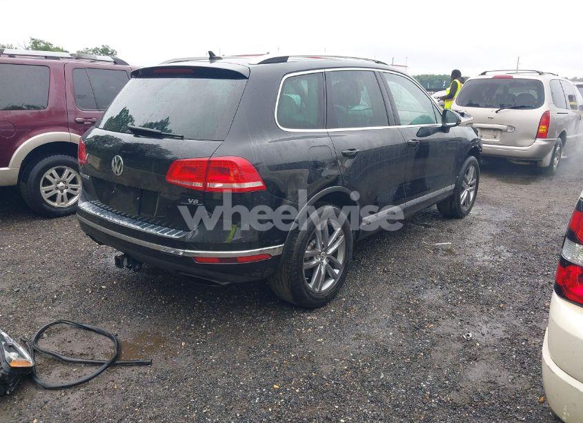 Photo 4 of 2016 Volkswagen Touareg VR6 LUX (VIN WVGEF9BP1GD012109)