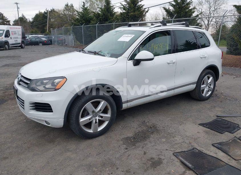 Photo 2 of 2014 Volkswagen Touareg 3.6L LUX (VIN WVGEF9BP6ED012796)