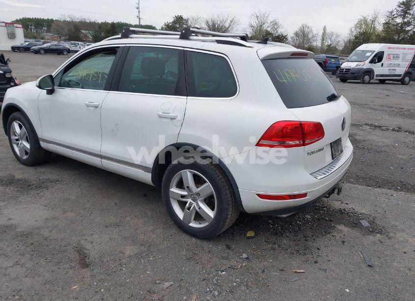Photo 3 of 2014 Volkswagen Touareg 3.6L LUX (VIN WVGEF9BP6ED012796)