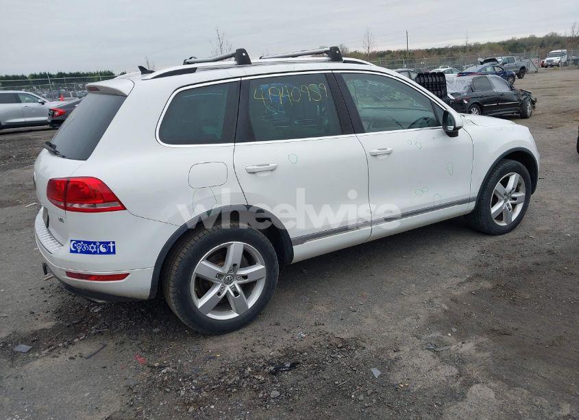 Photo 4 of 2014 Volkswagen Touareg 3.6L LUX (VIN WVGEF9BP6ED012796)