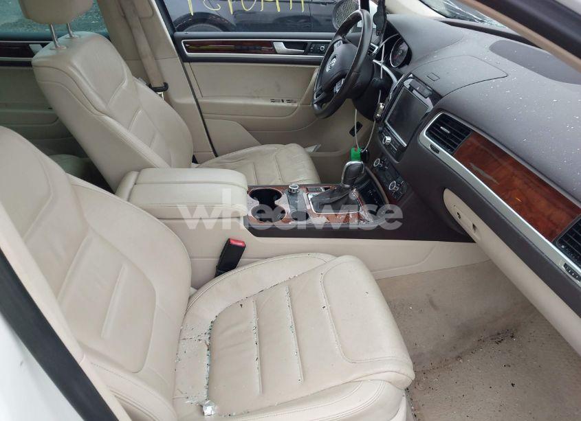 Photo 5 of 2014 Volkswagen Touareg 3.6L LUX (VIN WVGEF9BP6ED012796)