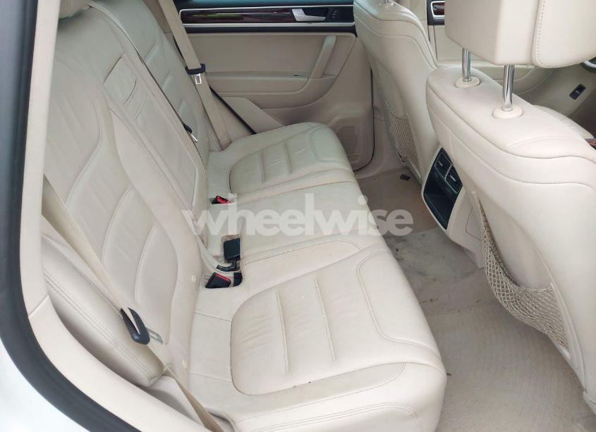 Photo 8 of 2014 Volkswagen Touareg 3.6L LUX (VIN WVGEF9BP6ED012796)