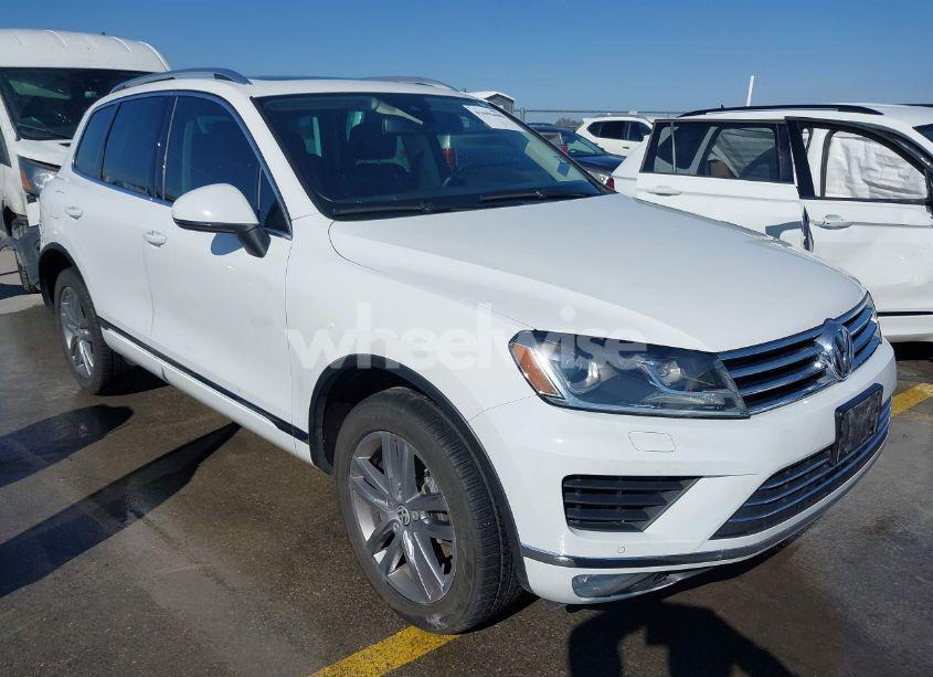 2016 Volkswagen Touareg VR6 LUX (VIN WVGEF9BP7GD012339) main photo