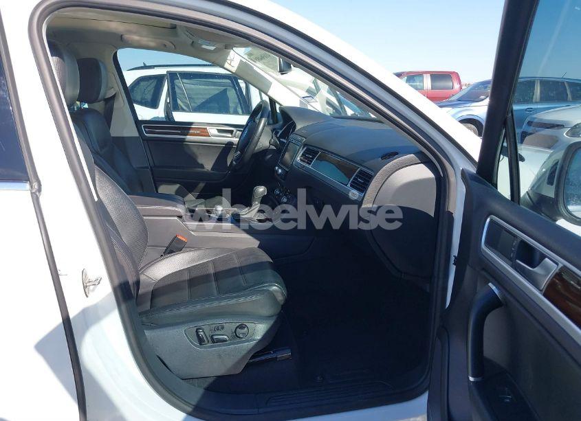 Photo 5 of 2016 Volkswagen Touareg VR6 LUX (VIN WVGEF9BP7GD012339)