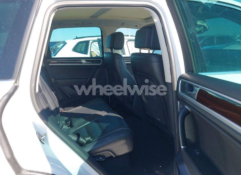 Photo 8 of 2016 Volkswagen Touareg VR6 LUX (VIN WVGEF9BP7GD012339)