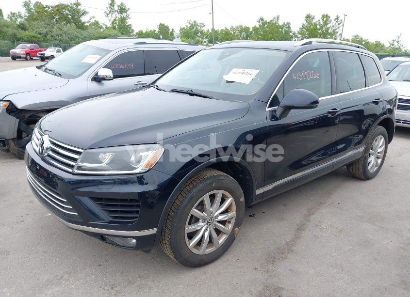 Photo 2 of 2016 Volkswagen Touareg VR6 SPORT (VIN WVGEF9BP7GD012373)