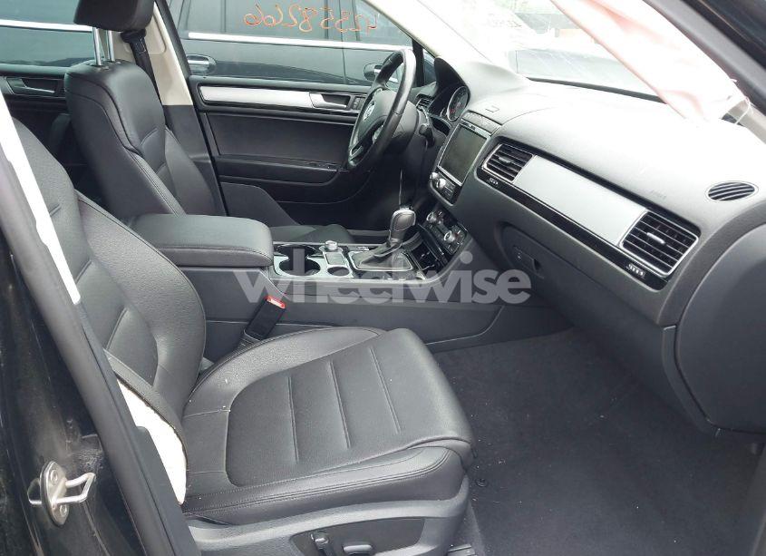 Photo 5 of 2016 Volkswagen Touareg VR6 SPORT (VIN WVGEF9BP7GD012373)