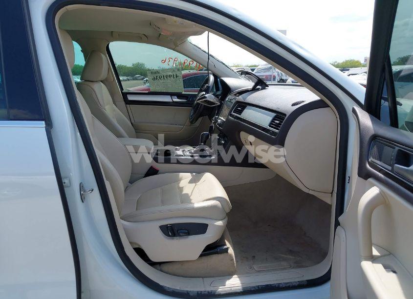 Photo 5 of 2014 Volkswagen Touareg 3.6L SPORT (VIN WVGEF9BP8ED013755)