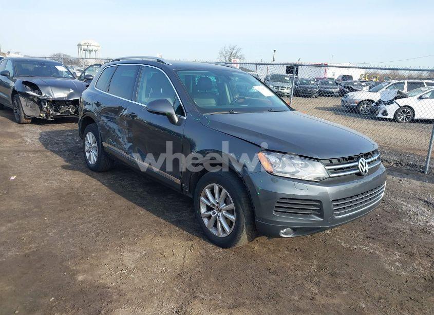 2014 Volkswagen Touareg 3.6L SPORT (VIN WVGEF9BP9ED010718) main photo