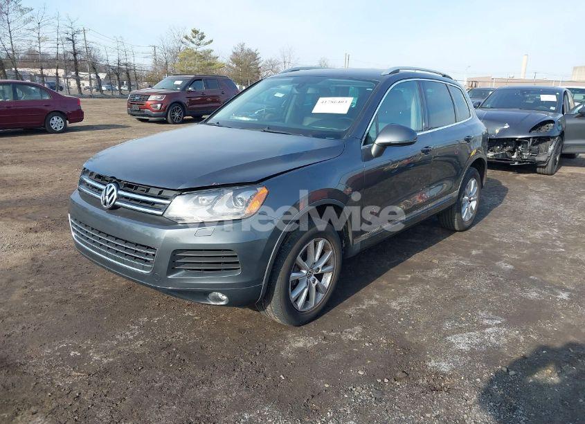 Photo 2 of 2014 Volkswagen Touareg 3.6L SPORT (VIN WVGEF9BP9ED010718)