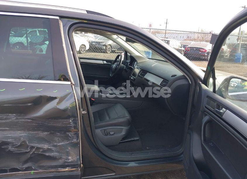 Photo 5 of 2014 Volkswagen Touareg 3.6L SPORT (VIN WVGEF9BP9ED010718)