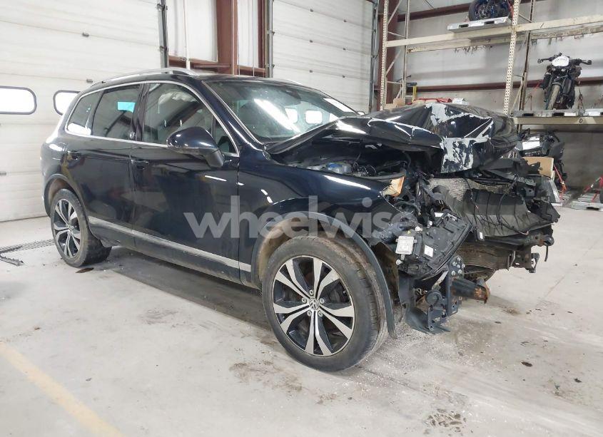 2017 Volkswagen Touareg V6 WOLFSBURG EDITION (VIN WVGRF7BP0HD003232) main photo