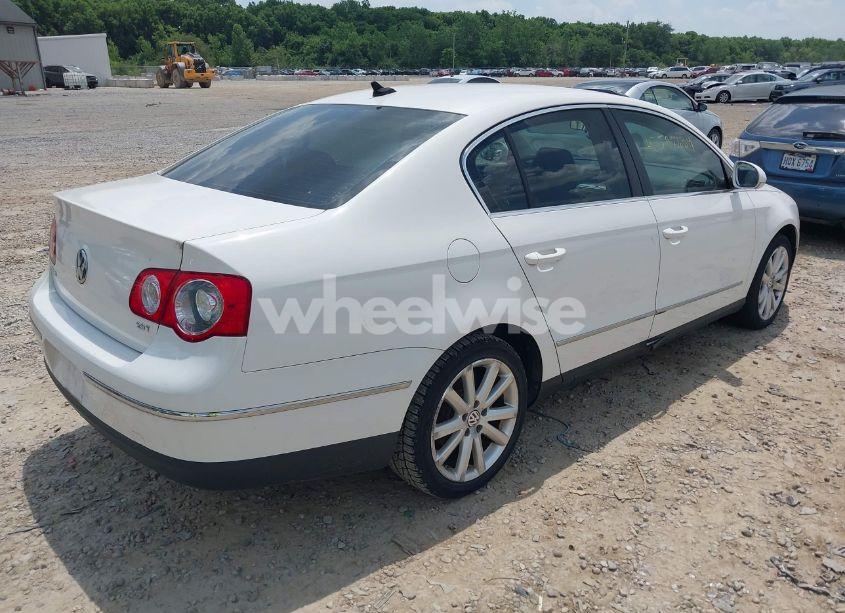 Photo 4 of 2010 Volkswagen Passat KOMFORT (VIN WVWJK7AN2AE077779)