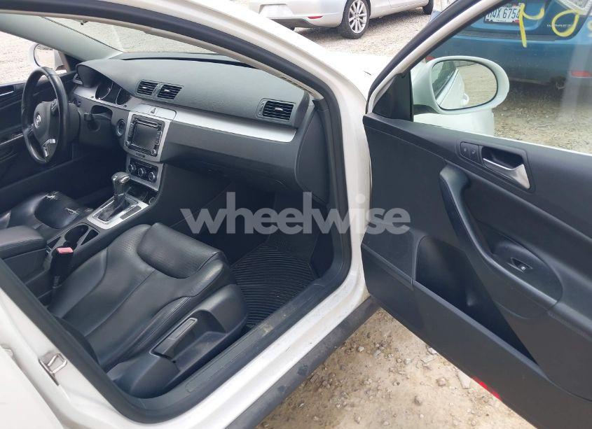 Photo 5 of 2010 Volkswagen Passat KOMFORT (VIN WVWJK7AN2AE077779)