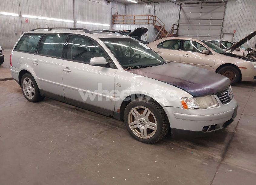 2001 Volkswagen Passat GLX (VIN WVWLH63BX1E033291) main photo