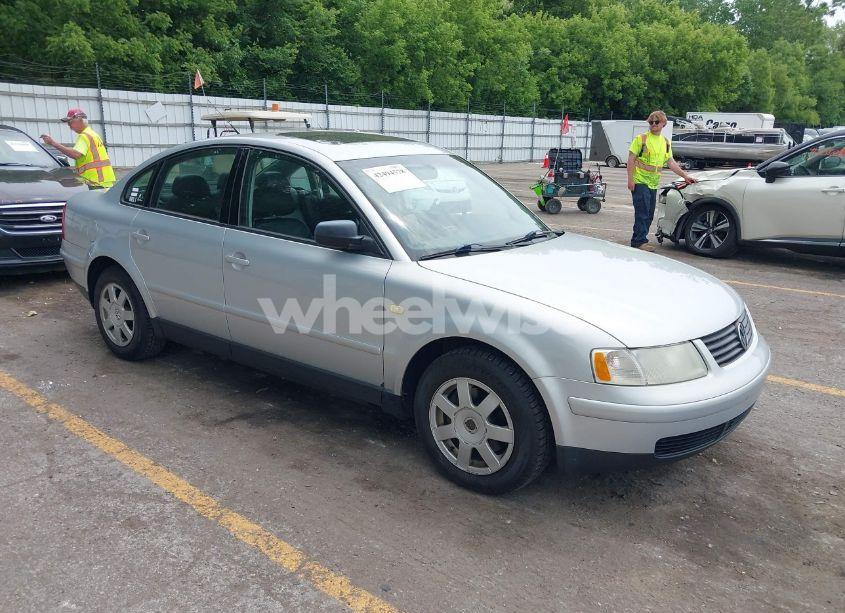 1999 Volkswagen Passat GLX (VIN WVWPD63B4XE505023) main photo