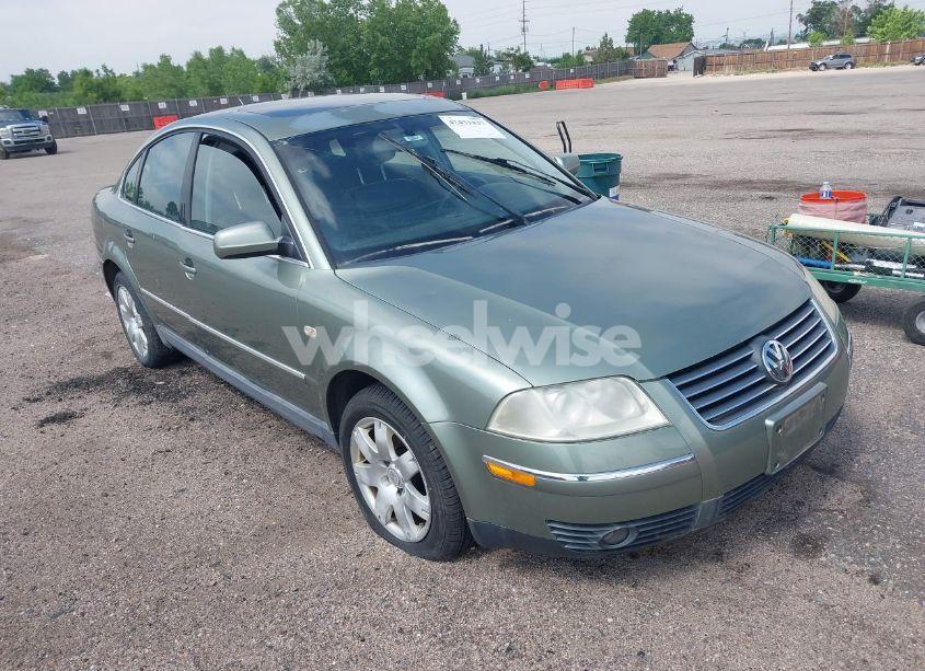 2002 Volkswagen Passat GLX (VIN WVWTH63B52P177417) main photo