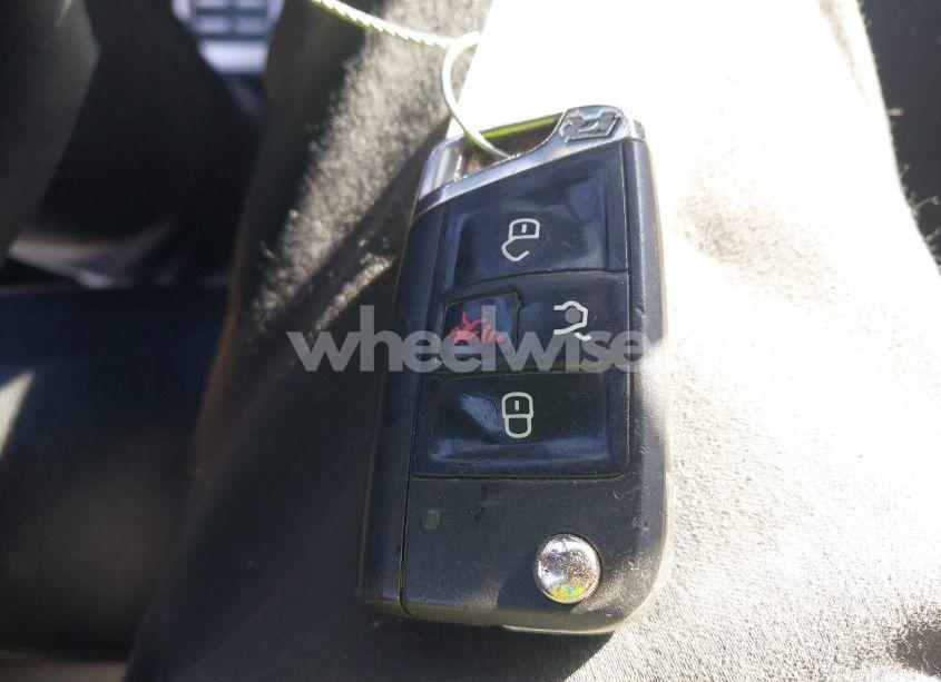 Photo 11 of 2017 Volkswagen Golf R 4-DOOR W/DCC NAVIGATION (VIN WVWVF7AU5HW015469)