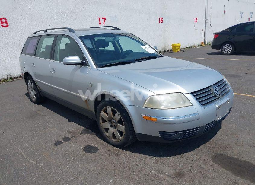 2002 Volkswagen Passat GLX (VIN WVWYH63B22E251202) main photo