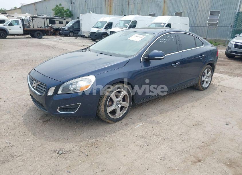 Photo 2 of 2013 Volvo S60 T5 PLATINUM (VIN YV1612FHXD2173223)