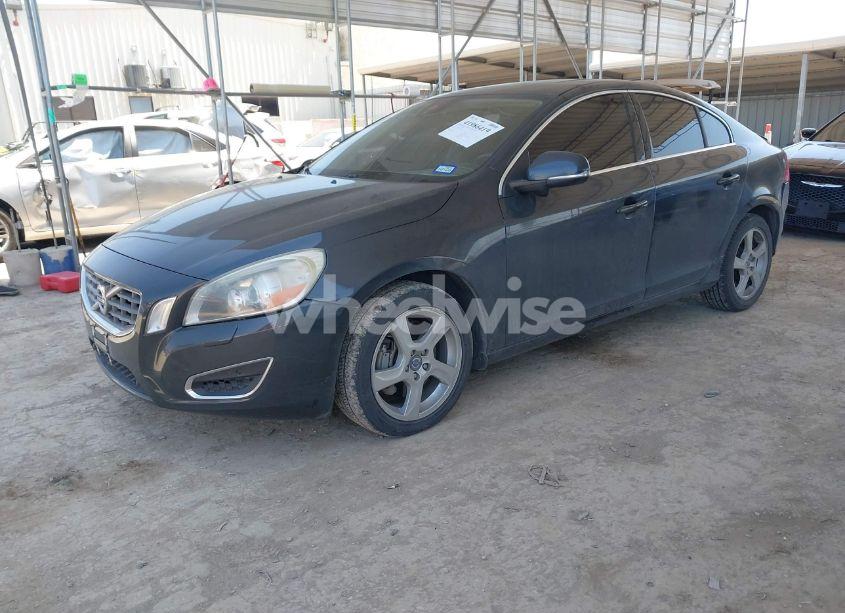 Photo 2 of 2013 Volvo S60 T5 PLATINUM (VIN YV1612FS4D2217471)