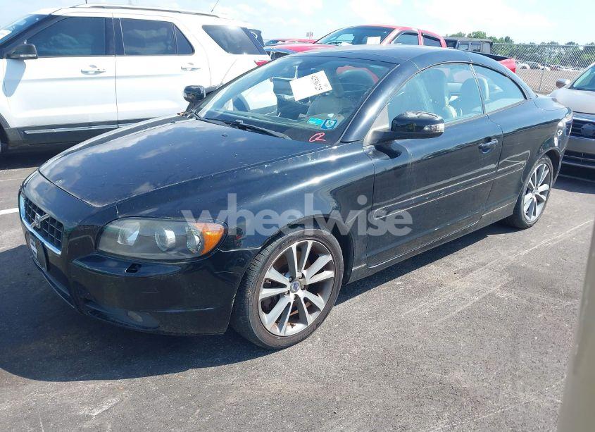 Photo 2 of 2010 Volvo C70 T5 (VIN YV1672MC3AJ092362)