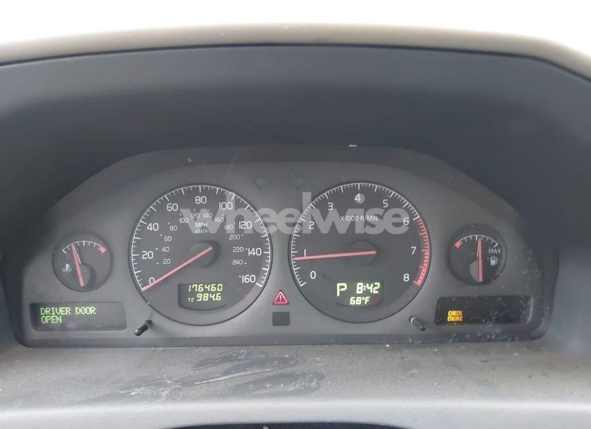 Photo 7 of 2002 Volvo V70 2.4T (VIN YV1SW58DX21185421)