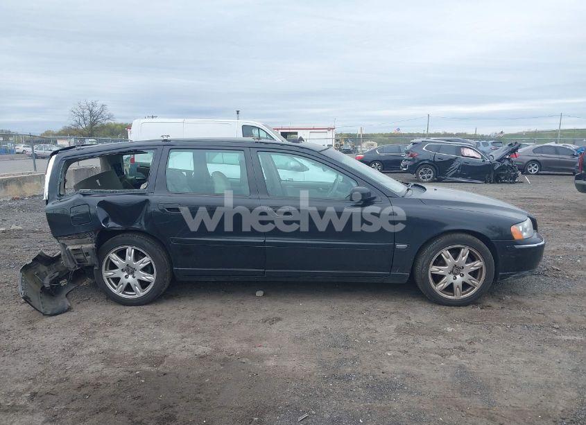 Photo 13 of 2005 Volvo V70 2.5T (VIN YV1SW592952480926)