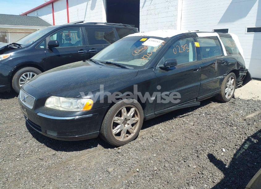 Photo 2 of 2005 Volvo V70 2.5T (VIN YV1SW592952480926)