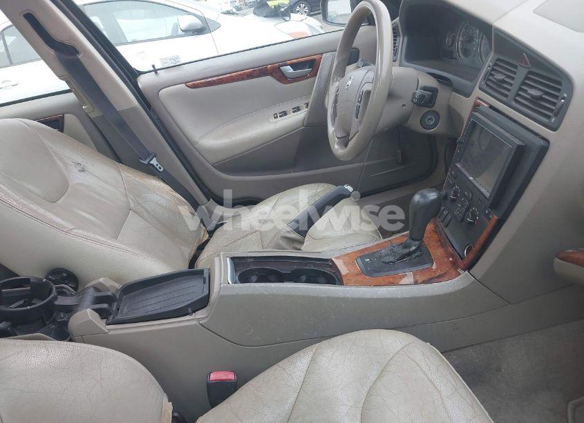 Photo 5 of 2005 Volvo V70 2.5T (VIN YV1SW592952480926)