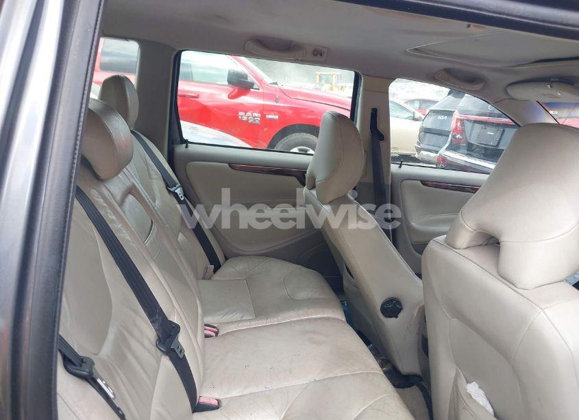 Photo 8 of 2005 Volvo V70 2.5T (VIN YV1SW592952511589)