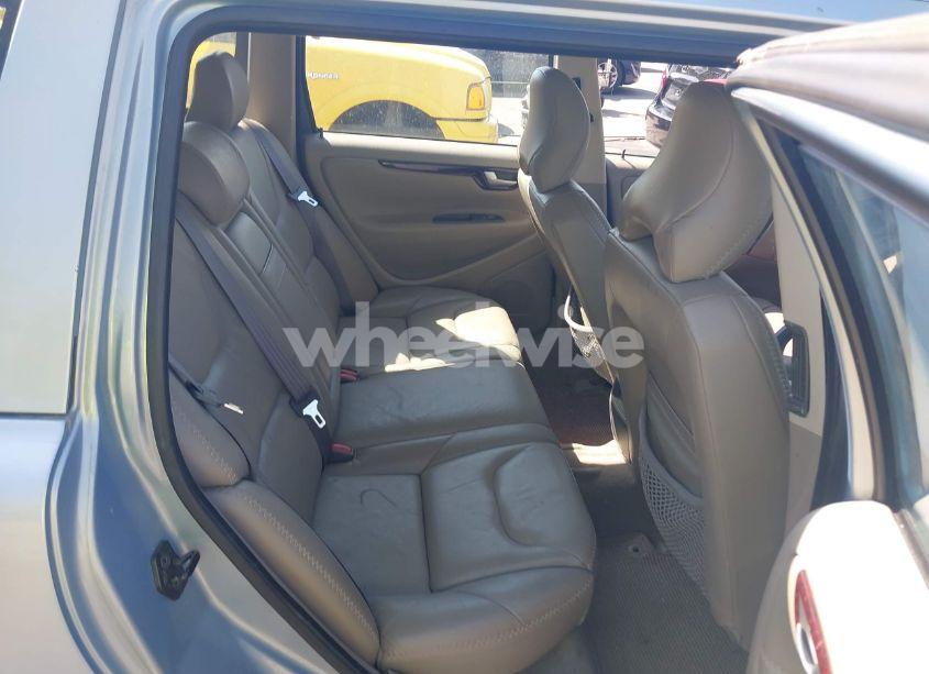 Photo 8 of 2002 Volvo V70 XC (VIN YV1SZ58D221072232)