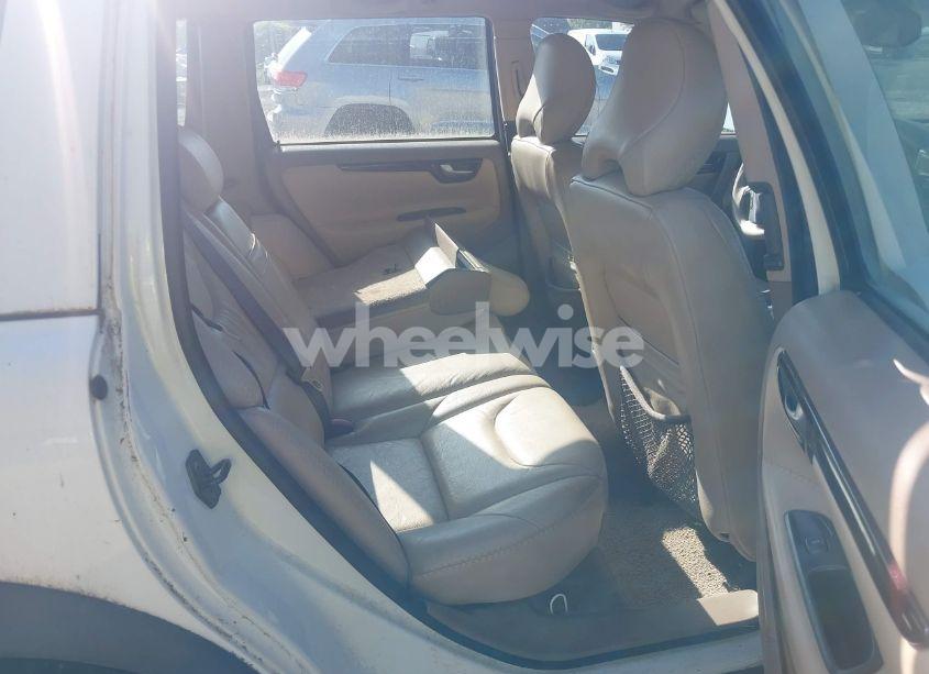 Photo 8 of 2001 Volvo V70 XC (VIN YV1SZ58D711043453)